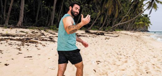 walking-maldives-man-fitness-sand-beach